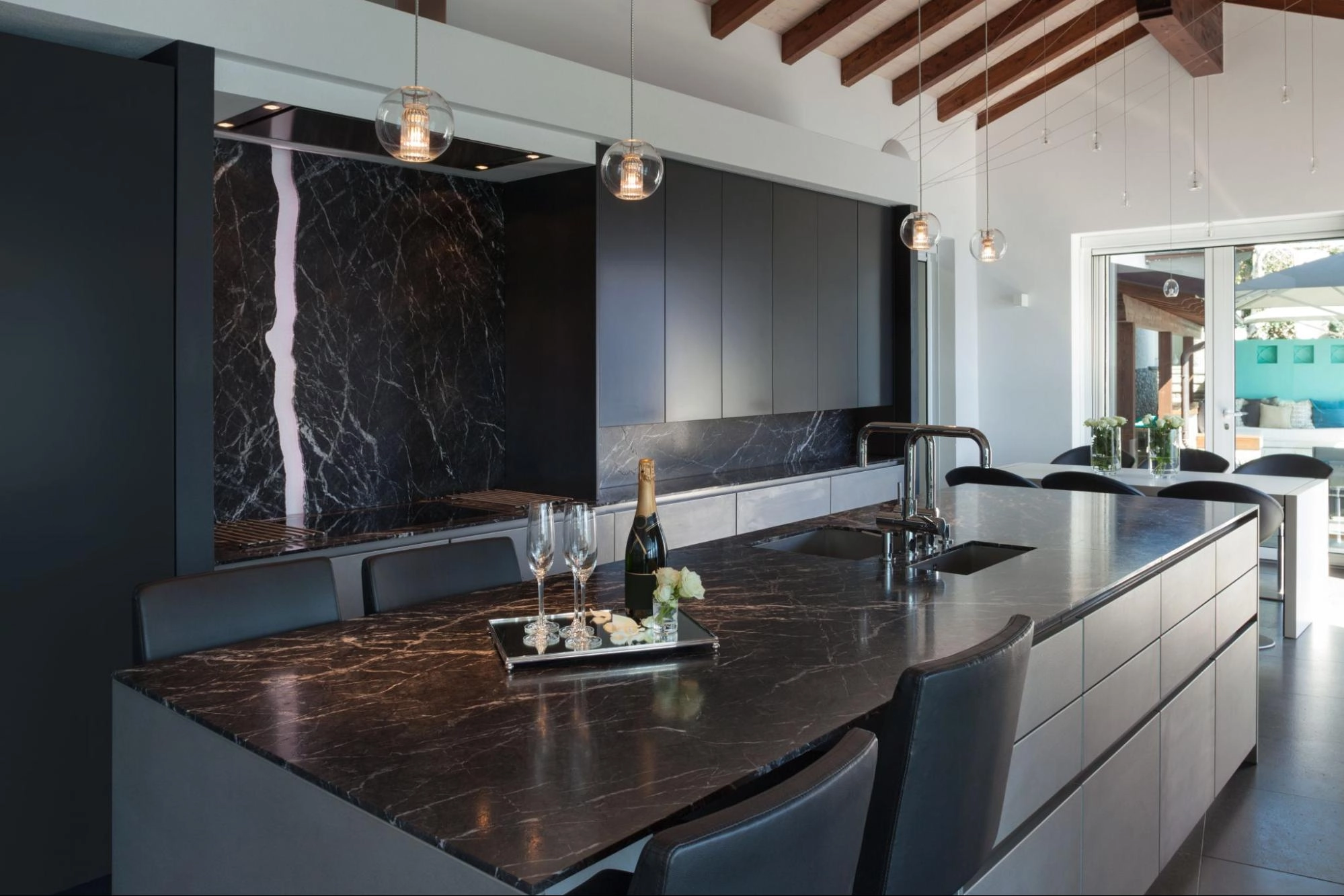 Page(/post/7-swoon-worthy-black-marble-kitchen-ideas)